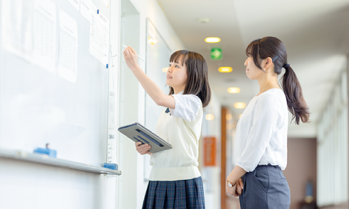 先生と1日の流れを確認しながら連絡事項を把握していきます。