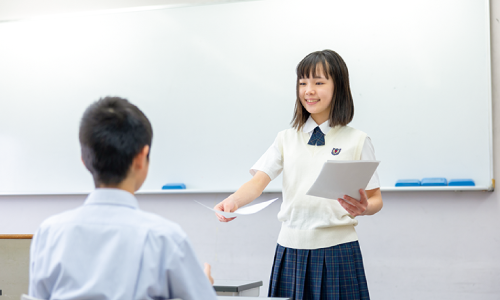 先生が来る前に配布物を配布し全員を着席させます。