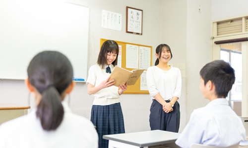 連絡事項が相手に伝わるように工夫し、大きな声で話します。