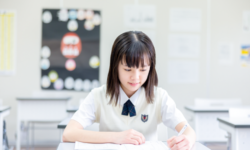 明日に向け、大切な連絡や今日の出来事などを学級日誌に書き残します。