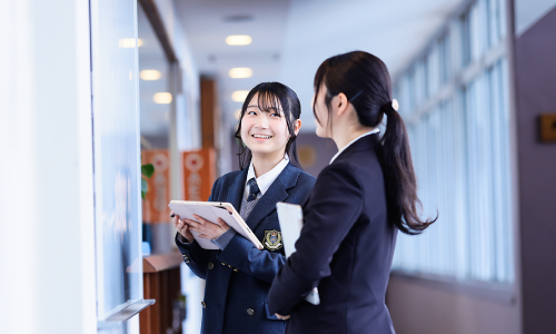 先生と1日の流れを確認しながら連絡事項を把握していきます。