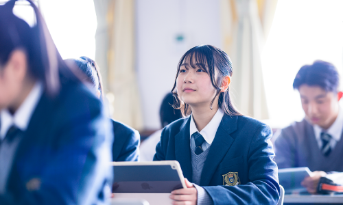 明日に向け、大切な連絡や今日の出来事などを学級日誌に書き残します。